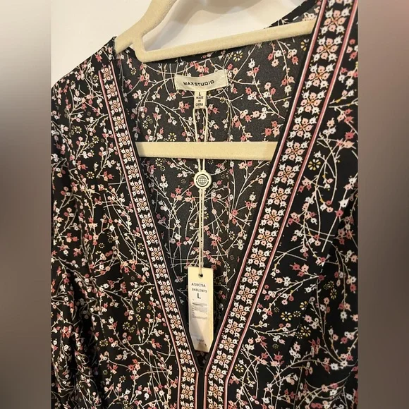 NWT Max Studio Floral Wrap front Top Blouse.  Size Large - Picture 2 of 5